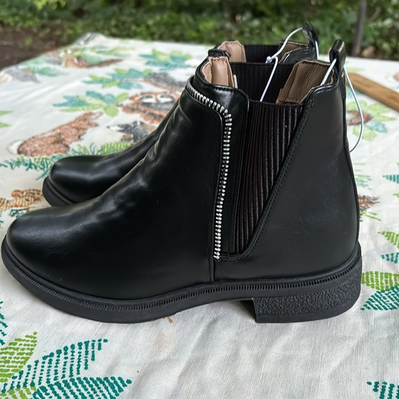 NWT Regazza Black Slip On Ankle Boots Elastic Sides Zipper Design Women’s 6 8 10 - Picture 4 of 16